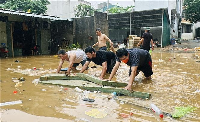 宣光省河江坊居民进行灾后清理。图自越通社 kp-031025.jpg