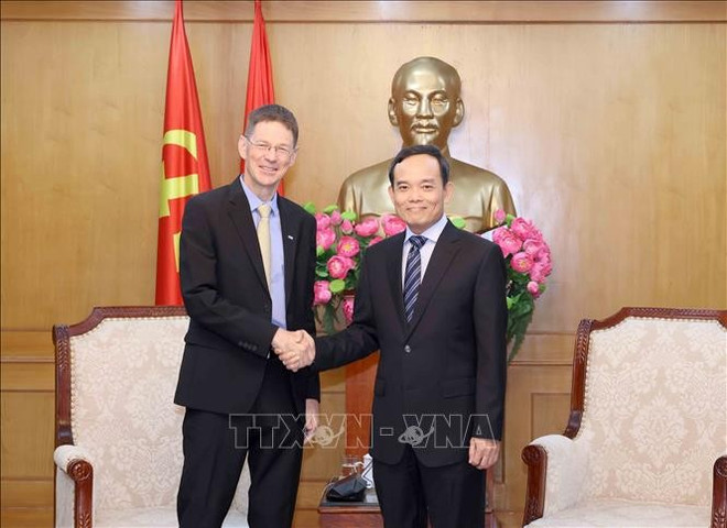 中央政策战略委员会主任陈流光会见AES(越南)公司董事长。图自越通社 h-chien-luoc-trung-uong-tran-luu-quang-tiep-chu-tich-aes-viet-nam-stand.jpg