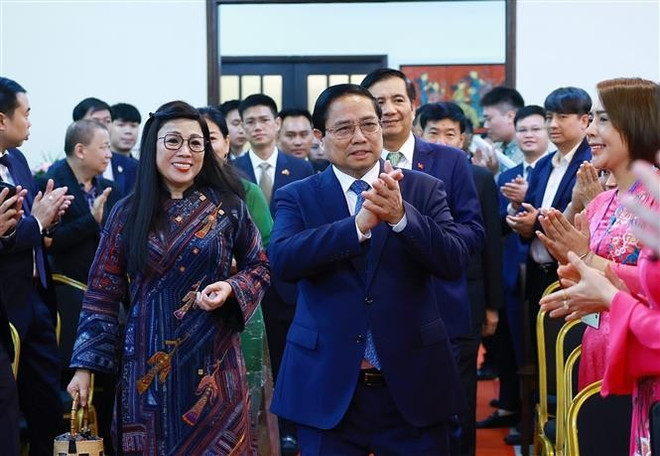 范明政总理和夫人造访越南驻马来西亚大使馆。图自越通社 l-thu-tuong-gap-cong-dong-nguoi-viet-nam-tai-malaysia-8052601.jpg