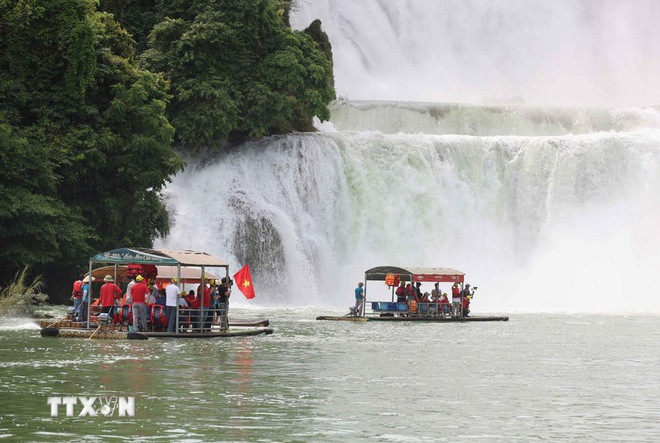 越南板约瀑布风景。图自越通社 du-lich-vn-trung-quoc.jpg