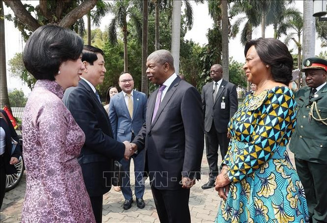 安哥拉总统若昂·曼努埃尔·贡萨尔维斯·洛伦索与夫人亲自在停车处迎接梁强及夫人。图自越通社 don-ctn-va-phu-nhan.jpg