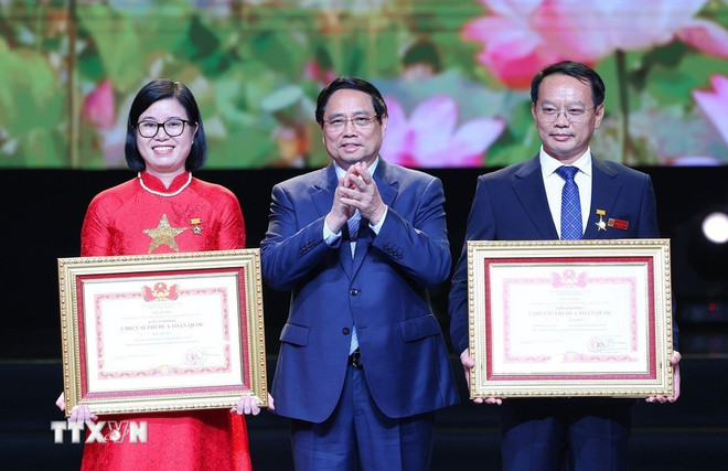 范明政向全国先进典型授予奖状。图自越通社 vna-pm-pham-minh-chinh.jpg