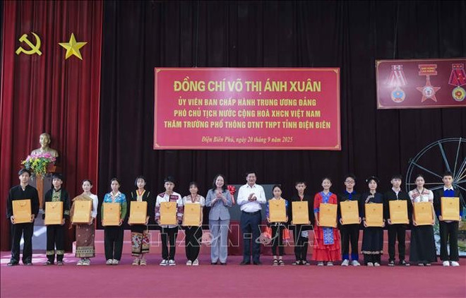 武氏映春向奠边省民族寄宿高中30名品学兼优的困难学生颁发助学金。图自越通社 anh-xuan.jpg