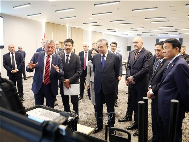 越共中央总书记苏林访问保加利亚Samel-90国防工业公司。图自越通社 doanh-nghiep-quoc-phong-samel-90-2095.jpg