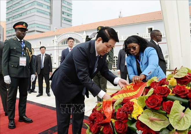 越南国家主席梁强向设在罗安达胡志明大街胡伯伯雕像和纪念碑敬献花圈。图自越通社 ctn-chien-si-vo-danh.jpg