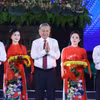 越共中央总书记苏林与中央工作代表团以及地方领导共同为“胡伯伯归故里”雕像揭幕剪彩。图自越通社