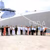 越南执法力量代表迎接荷兰皇家海军“德鲁伊特”号（HNLMS De Ruyter）护卫舰指挥官和水手们。图片来源：越通社