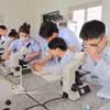 学生利用光学显微镜进行血细胞观察与计数实习，为动物临床诊断提供服务。图片来源：越通社