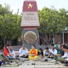 长沙特区的官兵在春节即将到来之际一起包粽子。越通社发