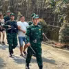 老街国际口岸边防部队押解“LC326”专案2名涉嫌贩运人口犯罪嫌疑人。图片来源：越通社