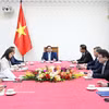 越南政府总理范明政与阿拉伯联合酋长国总统通电话。图片来源：越通社