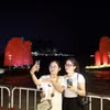 游客们兴致勃勃地与广宁省新推出的旅游产品——红帆船合影打卡。图片来源：越通社