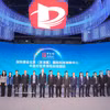阮维玉同志一行与中关村高新技术园和北京市领导合影。越通社发