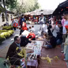 艺人现场表演捏制面塑（ tò he），服务当地居民和游客。 图片来源：越通社