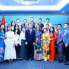 黎明兴与旅俄越南人社群代表合影。图片来源：越通社
