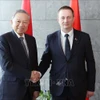 越共中央总书记苏林与白俄罗斯总理图尔钦亲切握手。图自越通社