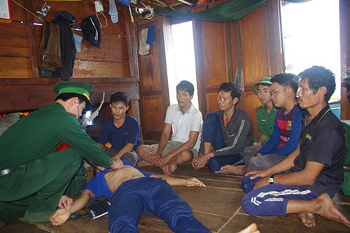 平定省6名遇险渔民已安全上岸 ảnh 1