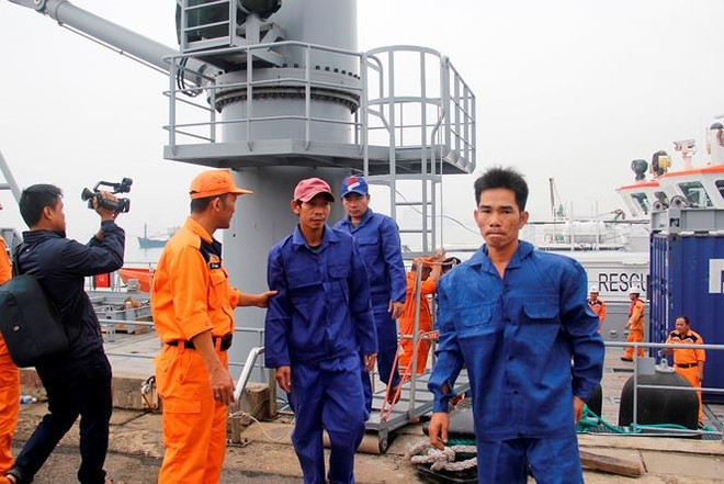 一艘载有7名船员海上遇险的越南渔船成功获救 ảnh 2 一艘载有7名船员海上遇险的越南渔船成功获救 ảnh 2