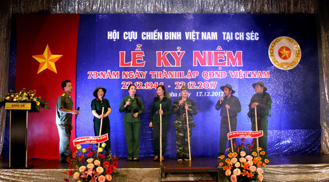 旅居捷克越南老兵庆祝越南人民军成立73周年 ảnh 1