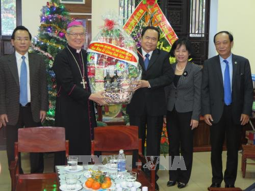 越南祖国阵线中央委员会主席陈青敏走访岘港教区祝贺圣诞 ảnh 1 越南祖国阵线中央委员会主席陈青敏走访岘港教区祝贺圣诞 ảnh 1