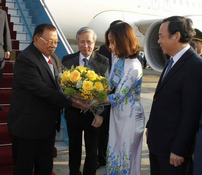 老挝人民革命党中央总书记、国家主席开始对越南进行正式友好访问 ảnh 1