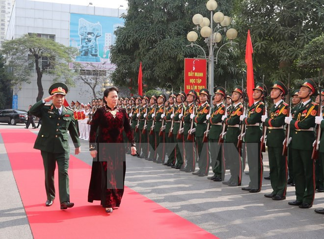 国会主席阮氏金银视察首都河内司令部 ảnh 1