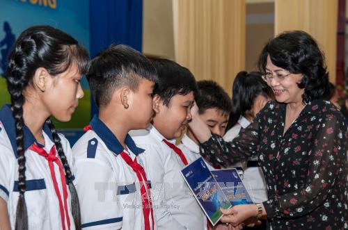 国家副主席邓氏玉盛向安江省贫困学生颁发助学金 ảnh 1