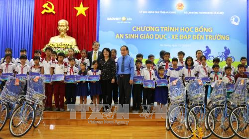 国家副主席邓氏玉盛向安江省贫困学生颁发助学金 ảnh 2