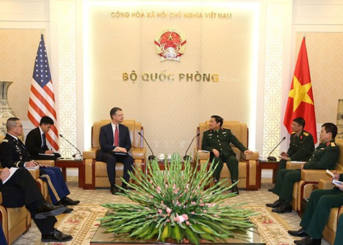 越南国防部部长吴春历会见美国新任驻越大使丹尼尔·克里滕布林克 ảnh 1
