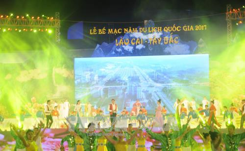 2017年老街西北国家旅游年闭幕式昨晚举行 ảnh 1 2017年老街西北国家旅游年闭幕式昨晚举行 ảnh 1