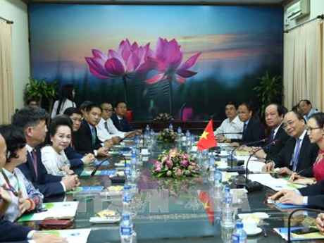 越南政府总理阮春福:越南政府愿意倾听国内外投资商的反馈意见和建议 ảnh 1 越南政府总理阮春福:越南政府愿意倾听国内外投资商的反馈意见和建议 ảnh 1