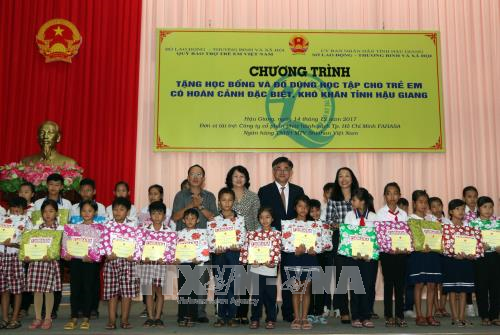 国家副主席邓氏玉盛向后江省贫困学生颁发助学金 ảnh 1 国家副主席邓氏玉盛向后江省贫困学生颁发助学金 ảnh 1