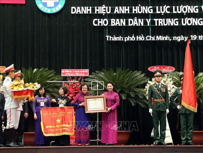 阮氏金银向中央南方局民医委员会授予人民武装力量英雄称号 ảnh 1 阮氏金银向中央南方局民医委员会授予人民武装力量英雄称号 ảnh 1