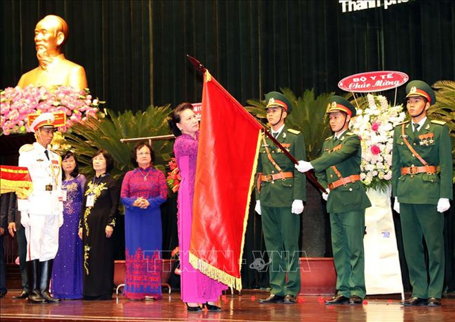 阮氏金银向中央南方局民医委员会授予人民武装力量英雄称号 ảnh 2 阮氏金银向中央南方局民医委员会授予人民武装力量英雄称号 ảnh 2