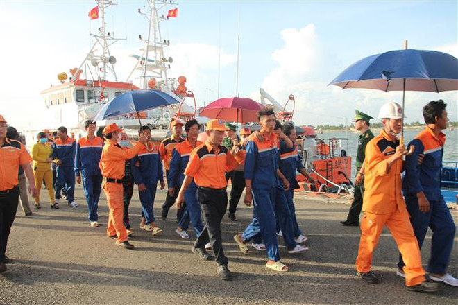海上遇险的10名船员安全救送上岸 1具船员尸体已找到 ảnh 1