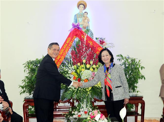 2018年圣诞节:张氏梅看望慰问天主教裴朱教区主教座堂神职人员 ảnh 2 2018年圣诞节:张氏梅看望慰问天主教裴朱教区主教座堂神职人员 ảnh 2