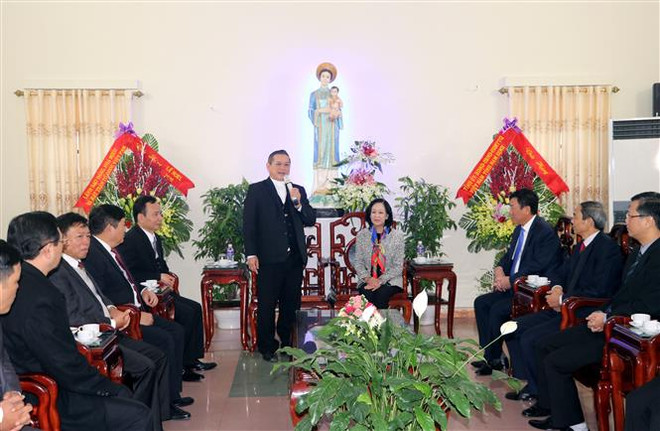 2018年圣诞节:张氏梅看望慰问天主教裴朱教区主教座堂神职人员 ảnh 1 2018年圣诞节:张氏梅看望慰问天主教裴朱教区主教座堂神职人员 ảnh 1