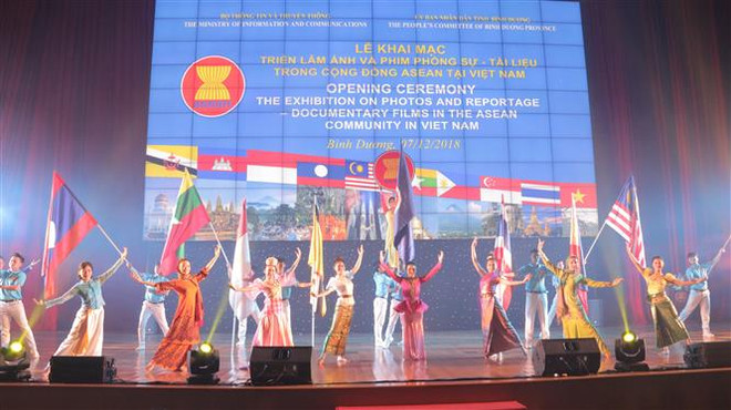 东盟共同体纪录片暨图片展在平阳省举行 ảnh 2 东盟共同体纪录片暨图片展在平阳省举行 ảnh 2