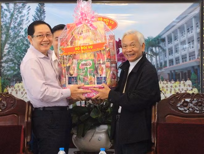 越南内务部代表团圣诞节前走访慰问安江省天主教徒 ảnh 2