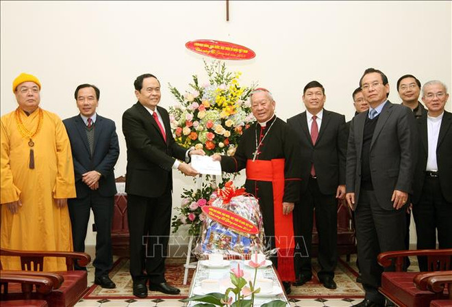 2018年圣诞节:陈青敏看望并慰问河内市天主教总教区和北方福音教协会 ảnh 1 2018年圣诞节:陈青敏看望并慰问河内市天主教总教区和北方福音教协会 ảnh 1