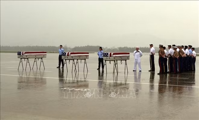 在越南战争失踪的美国军人遗骸归国仪式在岘港举行 ảnh 1 在越南战争失踪的美国军人遗骸归国仪式在岘港举行 ảnh 1