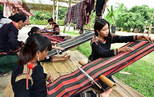 首届越南织锦文化节将于2019年1月5日至7日在得农省举行 ảnh 1 首届越南织锦文化节将于2019年1月5日至7日在得农省举行 ảnh 1