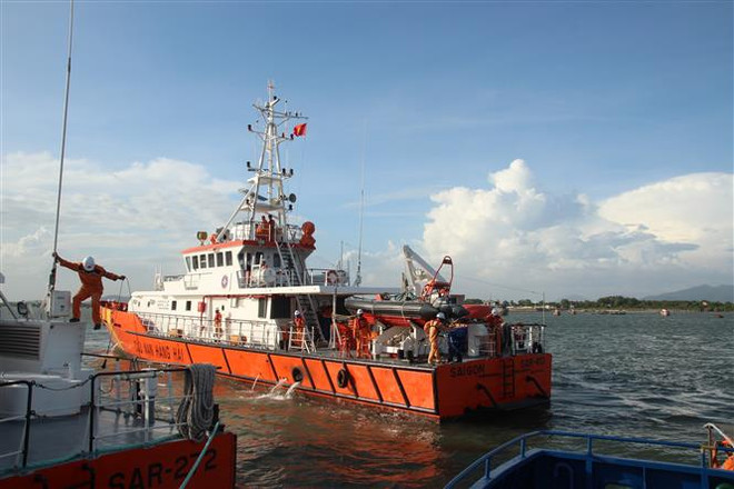 海上遇险的10名船员安全救送上岸 1具船员尸体已找到 ảnh 2