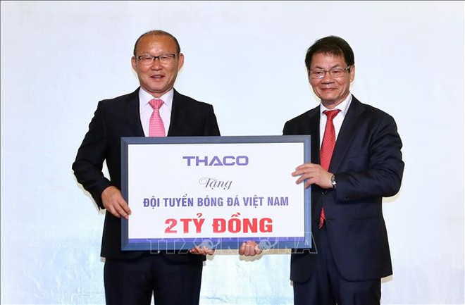 越南国足主帅为越南慈善活动和推动越南足球发展捐赠10万美元奖金 ảnh 1 越南国足主帅为越南慈善活动和推动越南足球发展捐赠10万美元奖金 ảnh 1