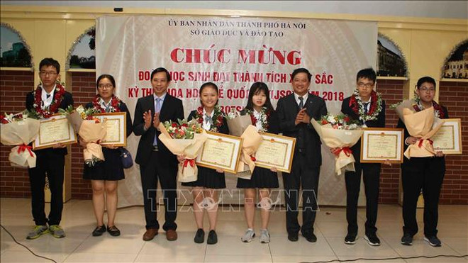 河内表彰在2018年IJSO竞赛中取得出色成绩的学生代表团 ảnh 2
