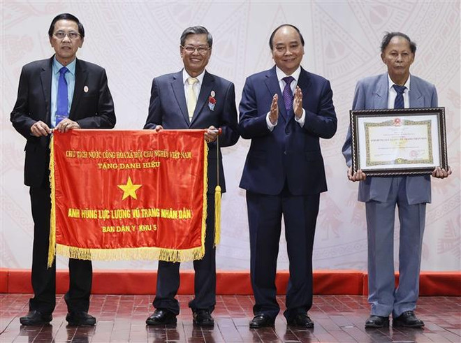 国家主席阮春福授予第五区民医委员会“人民武装力量英雄”称号 ảnh 1 国家主席阮春福授予第五区民医委员会“人民武装力量英雄”称号 ảnh 1