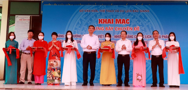 “黄沙和长沙归属越南——历史证据和法律依据”专题展在北江省举行 ảnh 1 “黄沙和长沙归属越南——历史证据和法律依据”专题展在北江省举行 ảnh 1