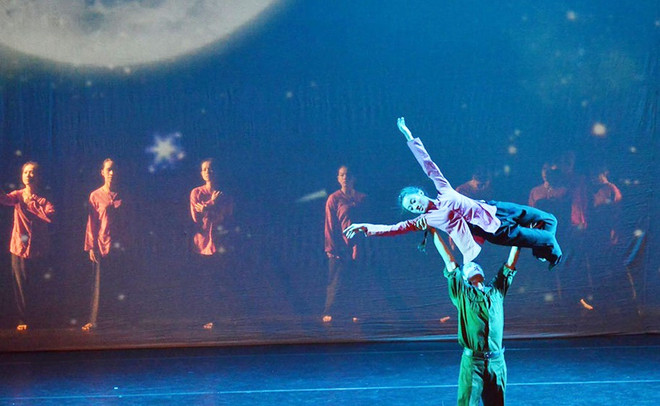 杂技与音乐相结合 带观众重温革命历史 ảnh 1 杂技与音乐相结合 带观众重温革命历史 ảnh 1