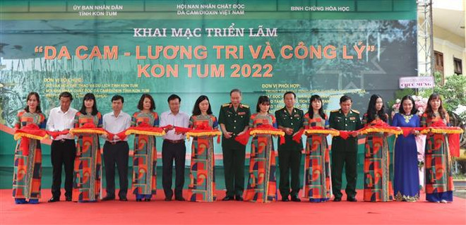 越南伤残军人与烈士日75周年: “橙剂——良知与公理”展在昆嵩省举行 ảnh 1 越南伤残军人与烈士日75周年: “橙剂——良知与公理”展在昆嵩省举行 ảnh 1