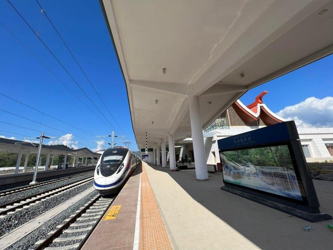 老挝和中国两国首都之间的铁路正式开通 ảnh 1